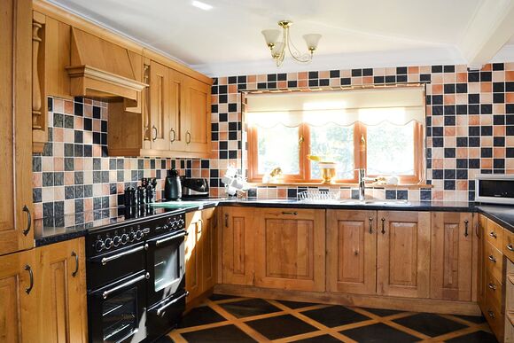 Granary Cottage - Aberdwylan Holiday Park, Carmarthenshire