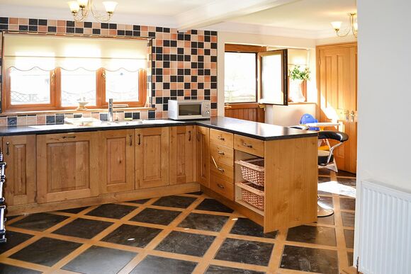 Granary Cottage - Aberdwylan Holiday Park, Carmarthenshire