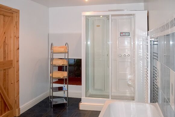 Granary Cottage - Aberdwylan Holiday Park, Carmarthenshire