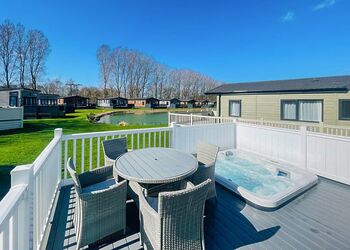 The Hideaway - Allerthorpe Country Park, Pocklington