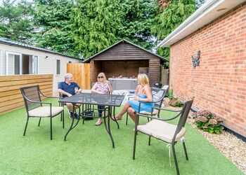 Oak 3 Hot Tub + Private Garden - Andrewshayes Holiday Park, Axminster