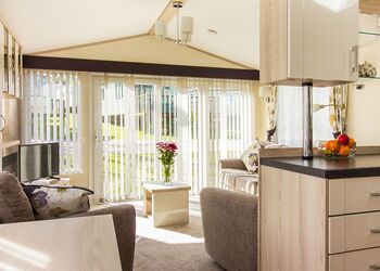 Oak 3 Hot Tub + Private Garden - Andrewshayes Holiday Park, Axminster