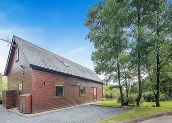 Lower Lake Boathouse - Anglesey Lakeside Lodges, Anglesey