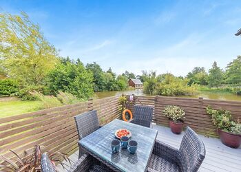 Lower Lake Boathouse - Anglesey Lakeside Lodges, Anglesey