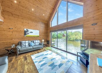 Lower Lake Boathouse - Anglesey Lakeside Lodges, Anglesey