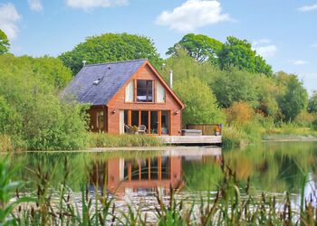 The Top Boathouse - Anglesey Lakeside Lodges, Anglesey