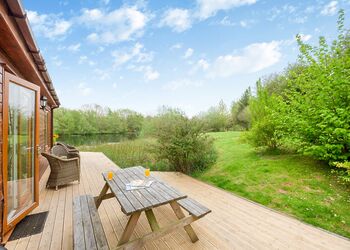 The Top Boathouse - Anglesey Lakeside Lodges, Anglesey