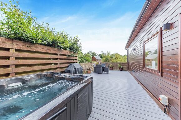 Lower Lake Boathouse - Anglesey Lakeside Lodges, Anglesey