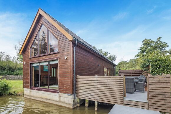Lower Lake Boathouse - Anglesey Lakeside Lodges, Anglesey