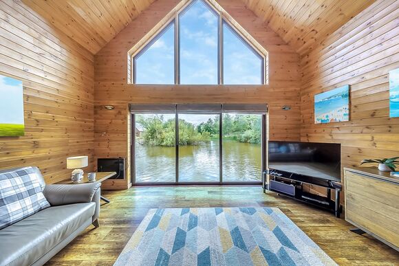 Lower Lake Boathouse - Anglesey Lakeside Lodges, Anglesey