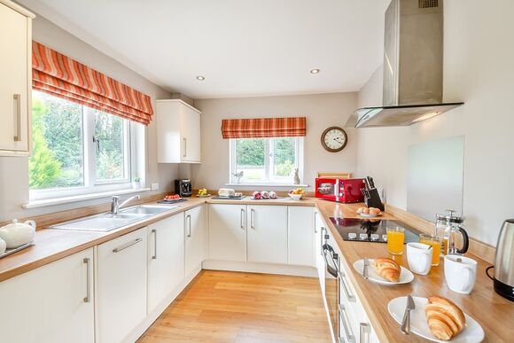 The Top Boathouse - Anglesey Lakeside Lodges, Anglesey