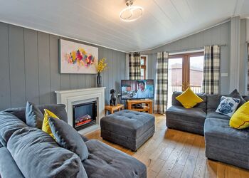 Kingfisher Plus - Ashlea Pools Lodges, Hopton Heath, Craven Arms