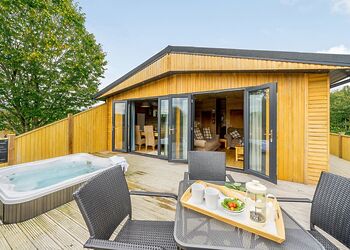 Oak VIP Lodge - Ashlea Pools Lodges, Hopton Heath, Craven Arms