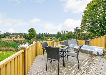 Oak VIP Lodge - Ashlea Pools Lodges, Hopton Heath, Craven Arms