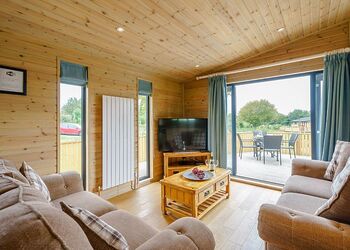 Oak VIP Lodge - Ashlea Pools Lodges, Hopton Heath, Craven Arms