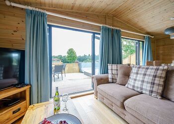 Oak VIP Lodge - Ashlea Pools Lodges, Hopton Heath, Craven Arms