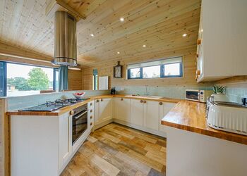 Oak VIP Lodge - Ashlea Pools Lodges, Hopton Heath, Craven Arms
