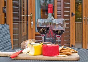 Kingfisher VIP Pet - Ashlea Pools Lodges, Hopton Heath, Craven Arms