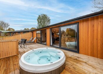 Willow VIP - Ashlea Pools Lodges, Hopton Heath, Craven Arms