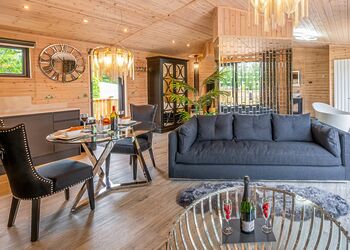 Cherry VIP - Ashlea Pools Lodges, Hopton Heath, Craven Arms