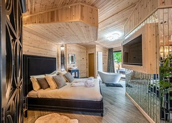 Cherry VIP - Ashlea Pools Lodges, Hopton Heath, Craven Arms