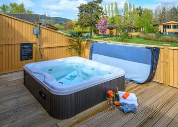 Chestnut VIP - Ashlea Pools Lodges, Hopton Heath, Craven Arms