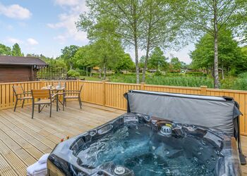 Mallard VIP - Ashlea Pools Lodges, Hopton Heath, Craven Arms