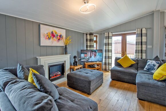 Kingfisher Plus - Ashlea Pools Lodges, Hopton Heath, Craven Arms