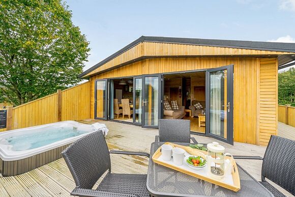 Oak VIP Lodge - Ashlea Pools Lodges, Hopton Heath, Craven Arms