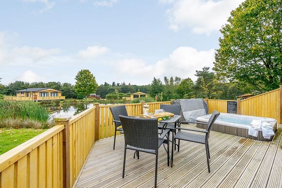 Oak VIP Lodge - Ashlea Pools Lodges, Hopton Heath, Craven Arms