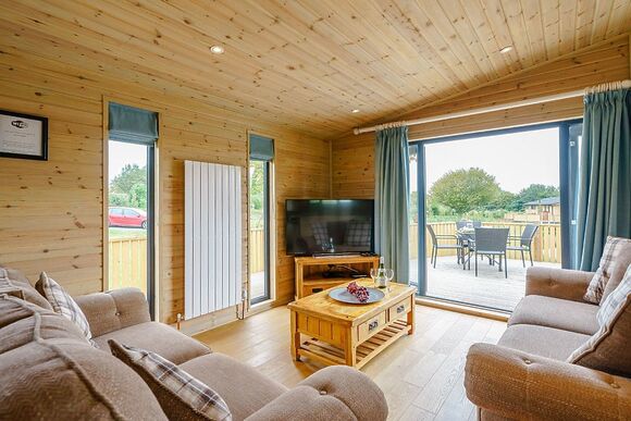 Oak VIP Lodge - Ashlea Pools Lodges, Hopton Heath, Craven Arms