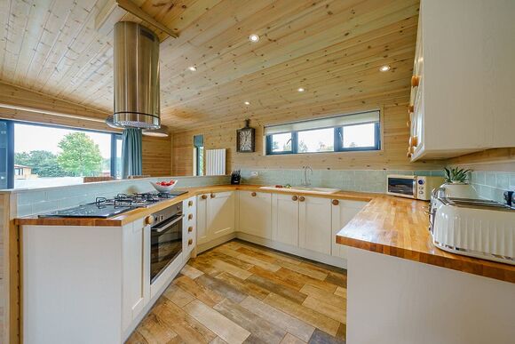 Oak VIP Lodge - Ashlea Pools Lodges, Hopton Heath, Craven Arms