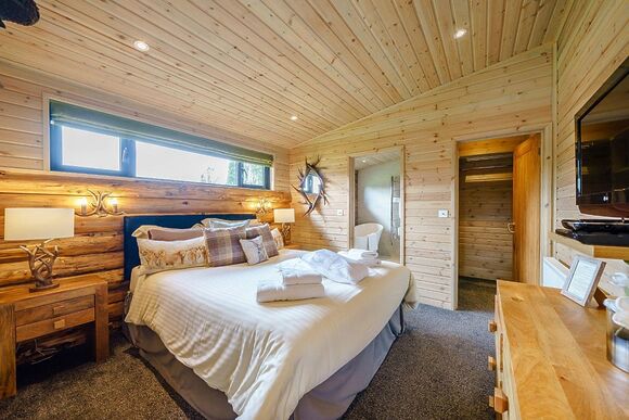 Oak VIP Lodge - Ashlea Pools Lodges, Hopton Heath, Craven Arms