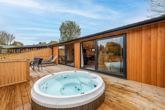 Willow VIP - Ashlea Pools Lodges, Hopton Heath, Craven Arms