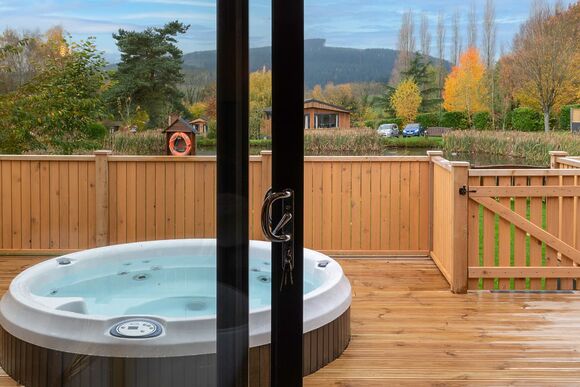 Willow VIP - Ashlea Pools Lodges, Hopton Heath, Craven Arms