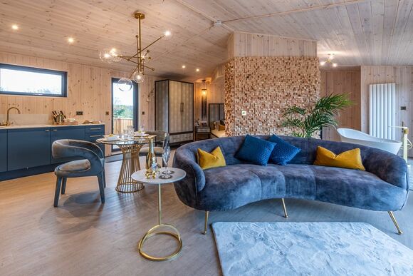 Willow VIP - Ashlea Pools Lodges, Hopton Heath, Craven Arms