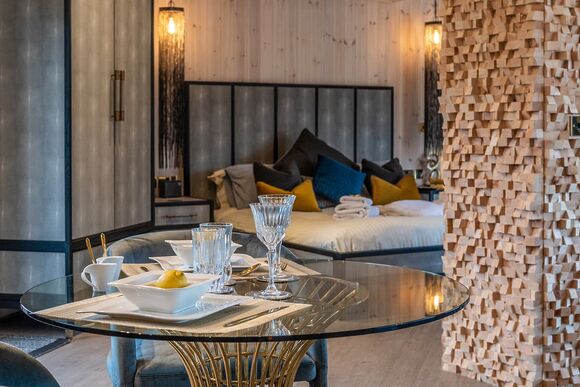 Willow VIP - Ashlea Pools Lodges, Hopton Heath, Craven Arms