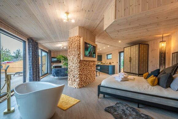 Willow VIP - Ashlea Pools Lodges, Hopton Heath, Craven Arms