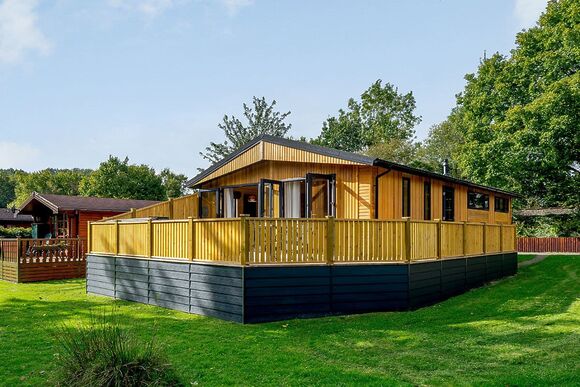 Goldcrest VIP Lodge - Ashlea Pools Lodges, Hopton Heath, Craven Arms