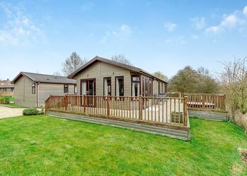 Oak Deluxe 4 - Ashby Woulds Lodges and Spa, Overseal, Nr Ashby-de-la-Zouch