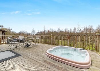 Oak Deluxe 6 - Ashby Woulds Lodges and Spa, Overseal, Nr Ashby-de-la-Zouch