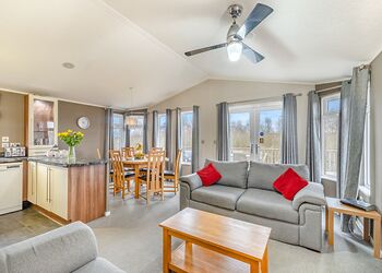 Oak Deluxe 6 - Ashby Woulds Lodges and Spa, Overseal, Nr Ashby-de-la-Zouch