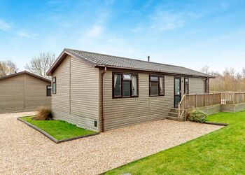 Oak Deluxe 6 - Ashby Woulds Lodges and Spa, Overseal, Nr Ashby-de-la-Zouch