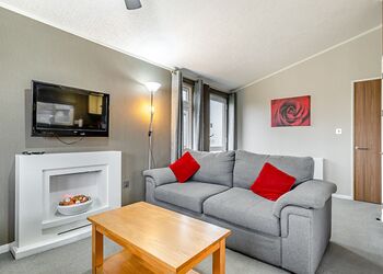 Oak Deluxe 6 - Ashby Woulds Lodges and Spa, Overseal, Nr Ashby-de-la-Zouch