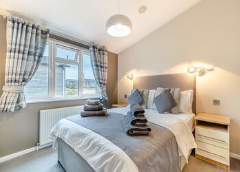 Oak Deluxe 6 - Ashby Woulds Lodges and Spa, Overseal, Nr Ashby-de-la-Zouch