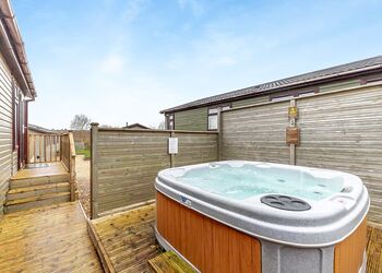 Aspen Lodge 4 - Ashby Woulds Lodges and Spa, Overseal, Nr Ashby-de-la-Zouch