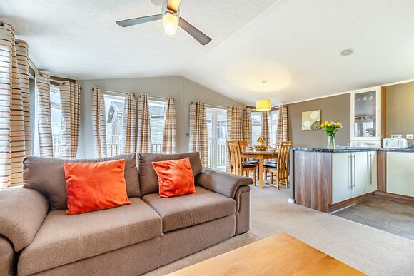 Oak Deluxe 4 - Ashby Woulds Lodges and Spa, Overseal, Nr Ashby-de-la-Zouch