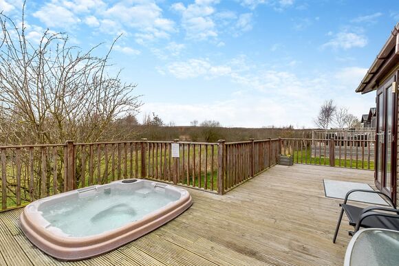 Oak Deluxe 4 - Ashby Woulds Lodges and Spa, Overseal, Nr Ashby-de-la-Zouch