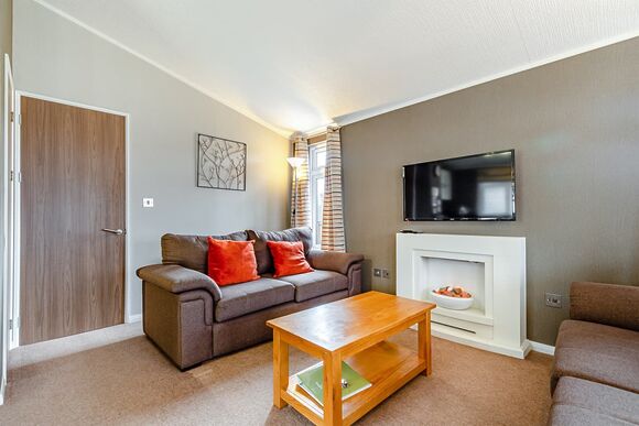 Oak Deluxe 4 - Ashby Woulds Lodges and Spa, Overseal, Nr Ashby-de-la-Zouch