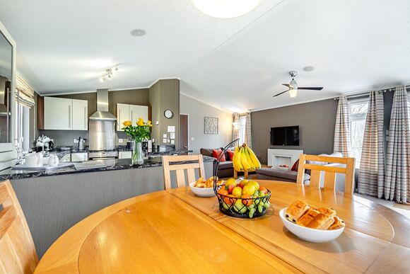 Oak Deluxe 4 - Ashby Woulds Lodges and Spa, Overseal, Nr Ashby-de-la-Zouch